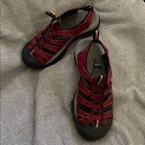 Women’s Keen water sandals burgundy
